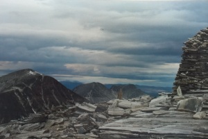 Toppen av Rondeslottet, med utsikt mot Digerronden, Midtronden og Høgronden